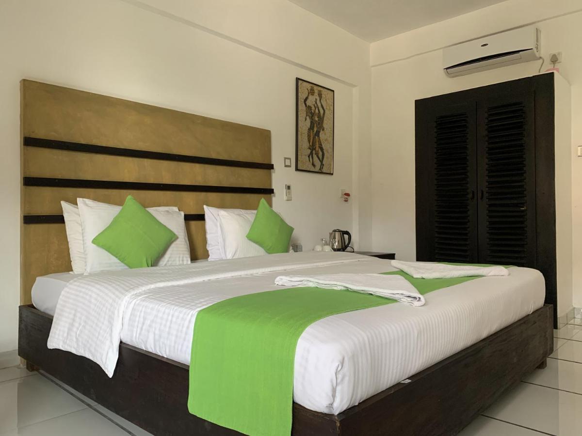 360 Beach Residence Negombo Buitenkant foto