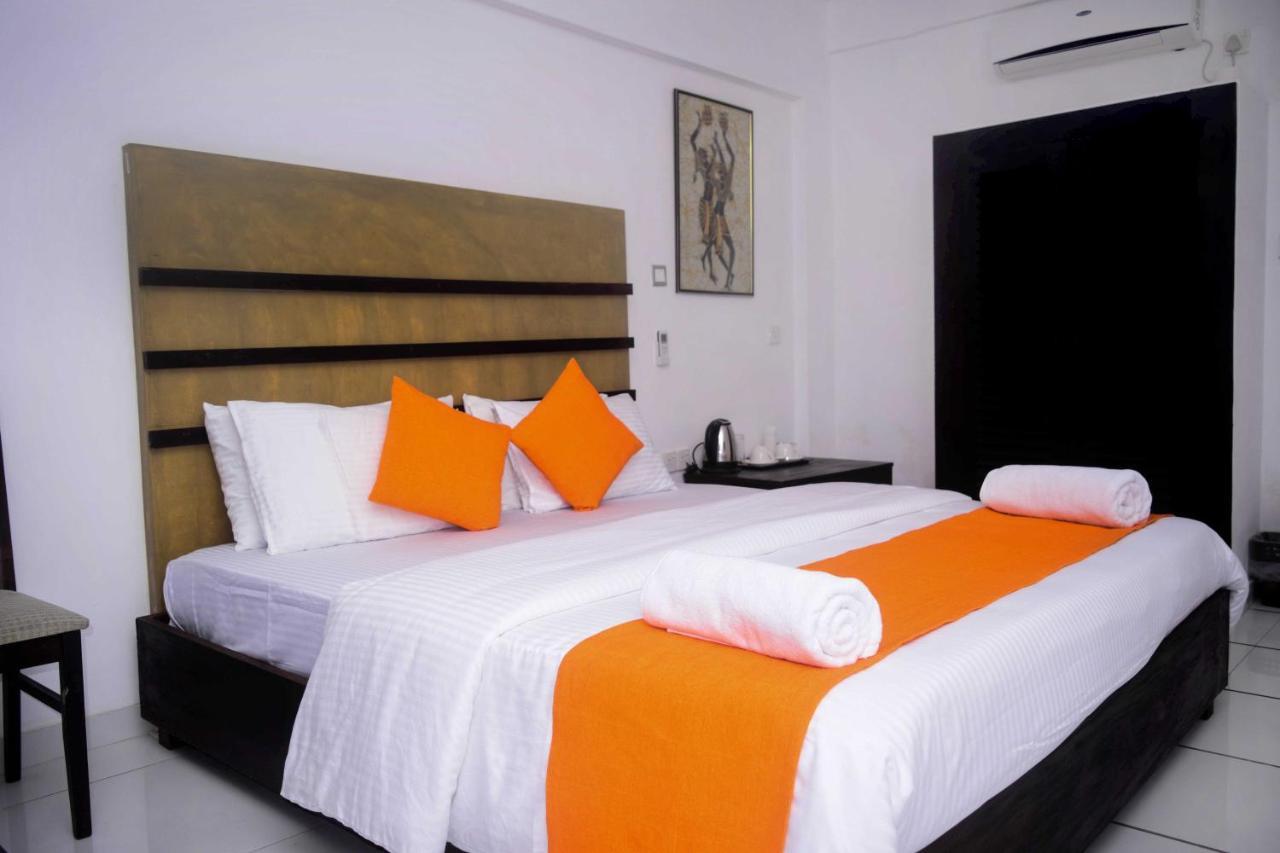 360 Beach Residence Negombo Buitenkant foto