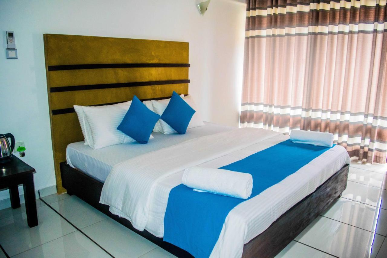 360 Beach Residence Negombo Buitenkant foto
